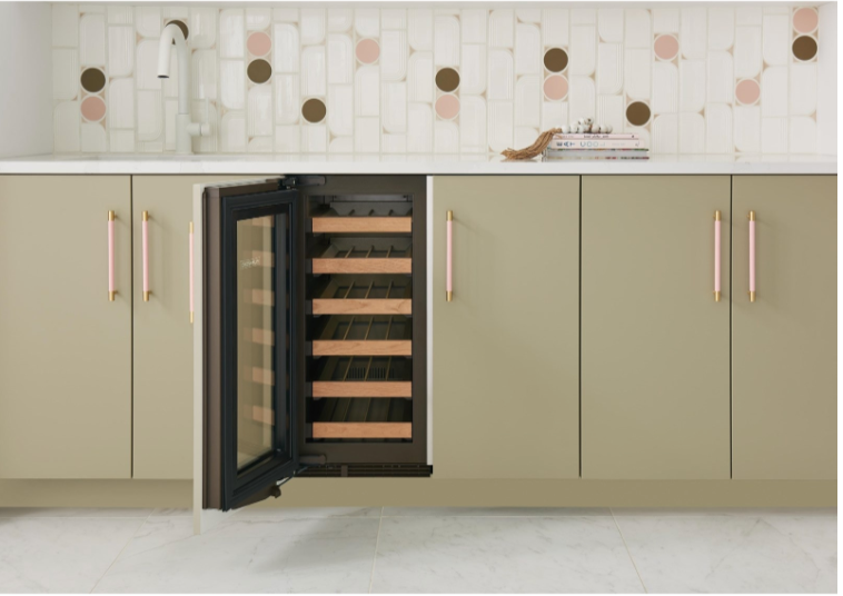 vinoteca-subzero-refrigerador-vinos-botellas-moderna-elegante-puerta-de-vidrio-panelable